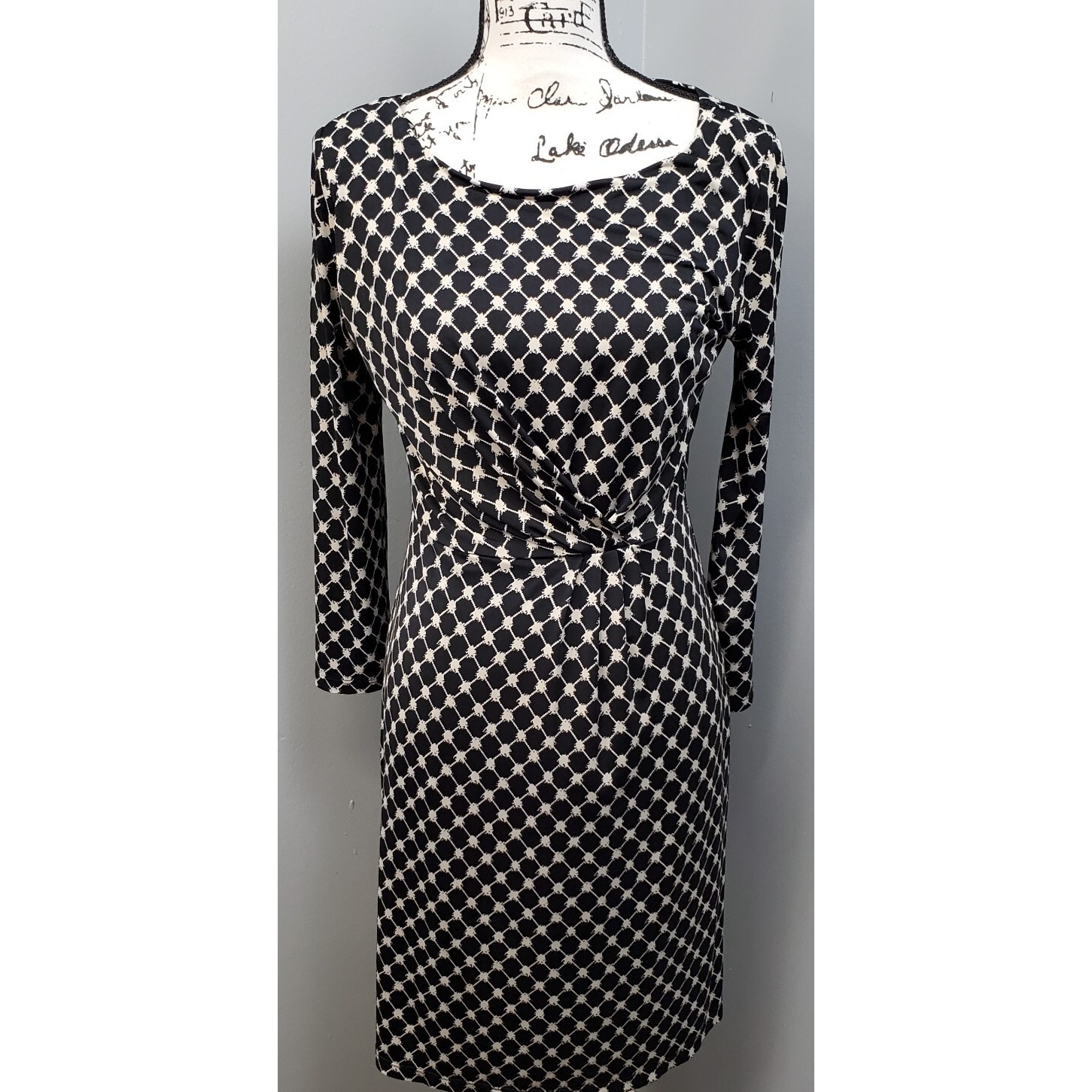 Gilli Sheath Dress Womens Medium Black White Geometric Pleated Waist Boat Neck